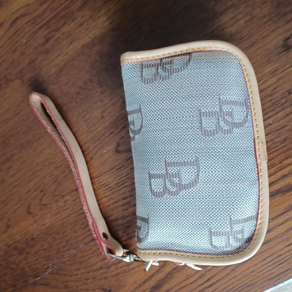 Dooney and Bourke wristlet signature canvas - Picture 3 of 11